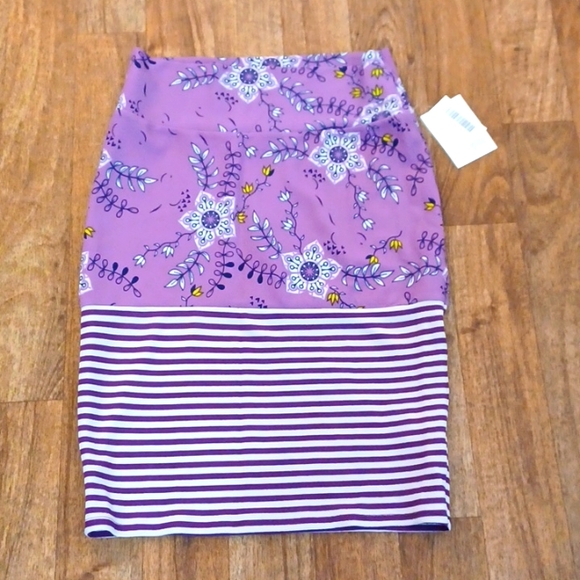 LuLaRoe Dresses & Skirts - New! With tags. Lularoe skirt size medium Cassie